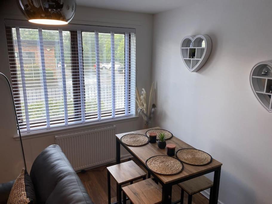 Perfectly Situated Luxury 2 Bedroom Apartment — Photos 2